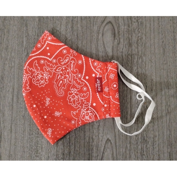 Levi’s Red Bandana Face Mask – Adjustable & Stylish Protection - Picture 1 of 3